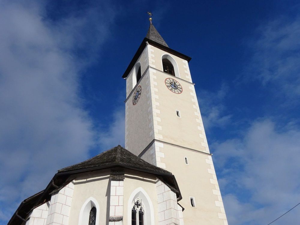 Kirche in Fresach vor blauem Himmel