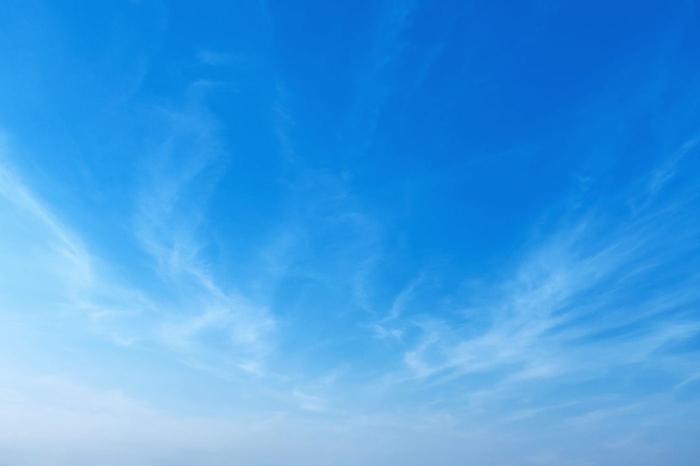 Blauer Himmel mit Schleierwolken