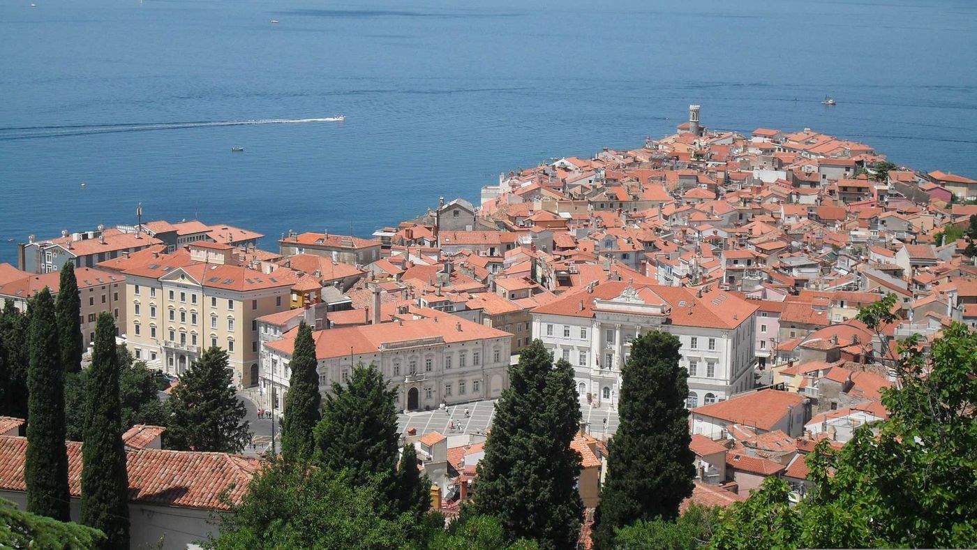 Dächer von Piran mit Blick aufs Meer