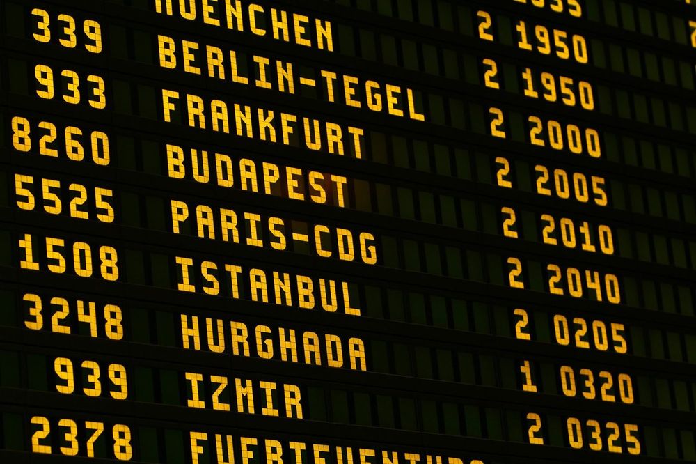 Anzeigetafel am Flughafen mit Abflügen
